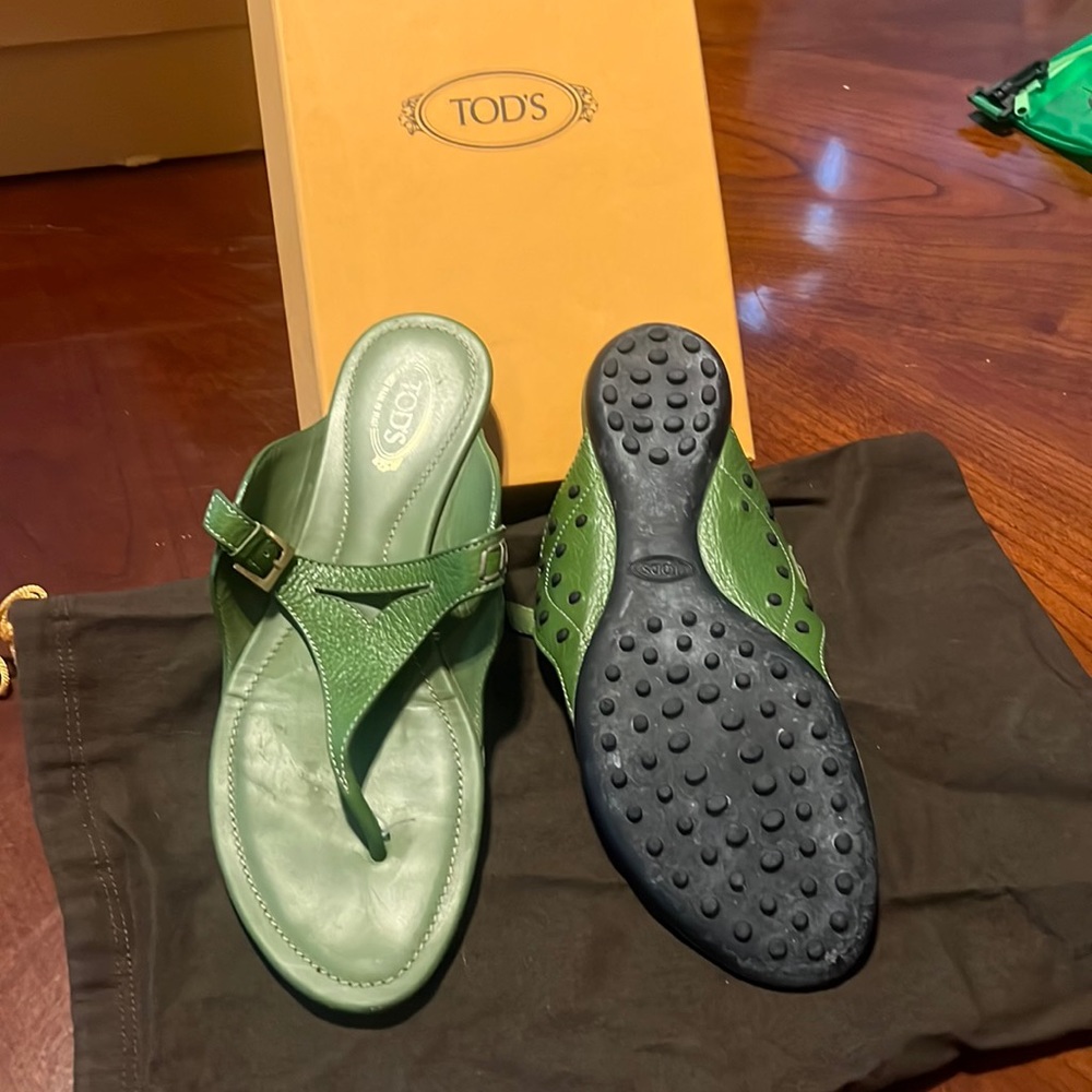 Green Tod’s sandal
